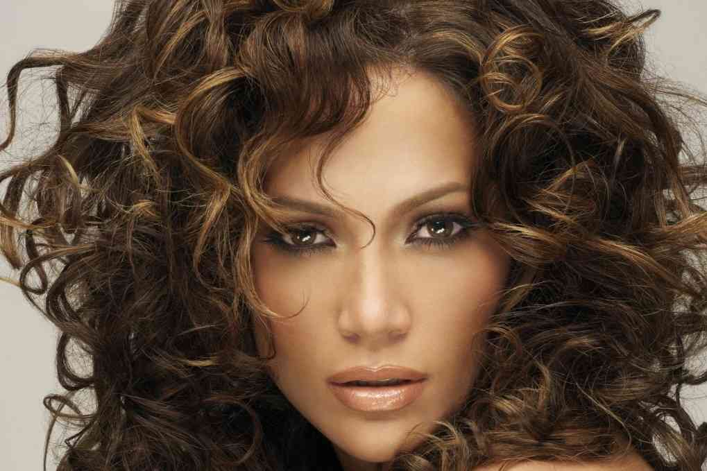 Câteva motive pentru care ar trebui să-ți iubești buclele