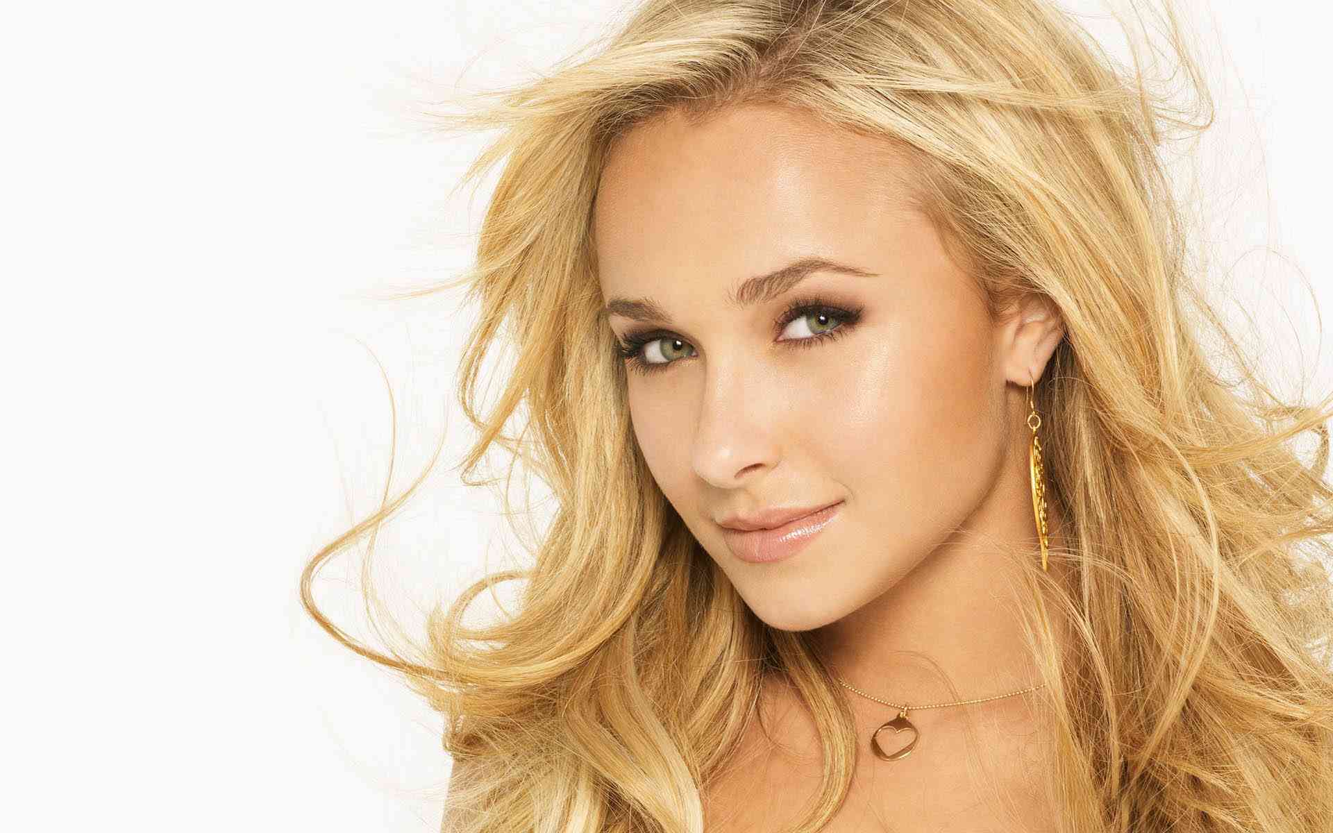 Cum îşi păstrează Hayden Panettiere pielea frumoasă şi luminoasă