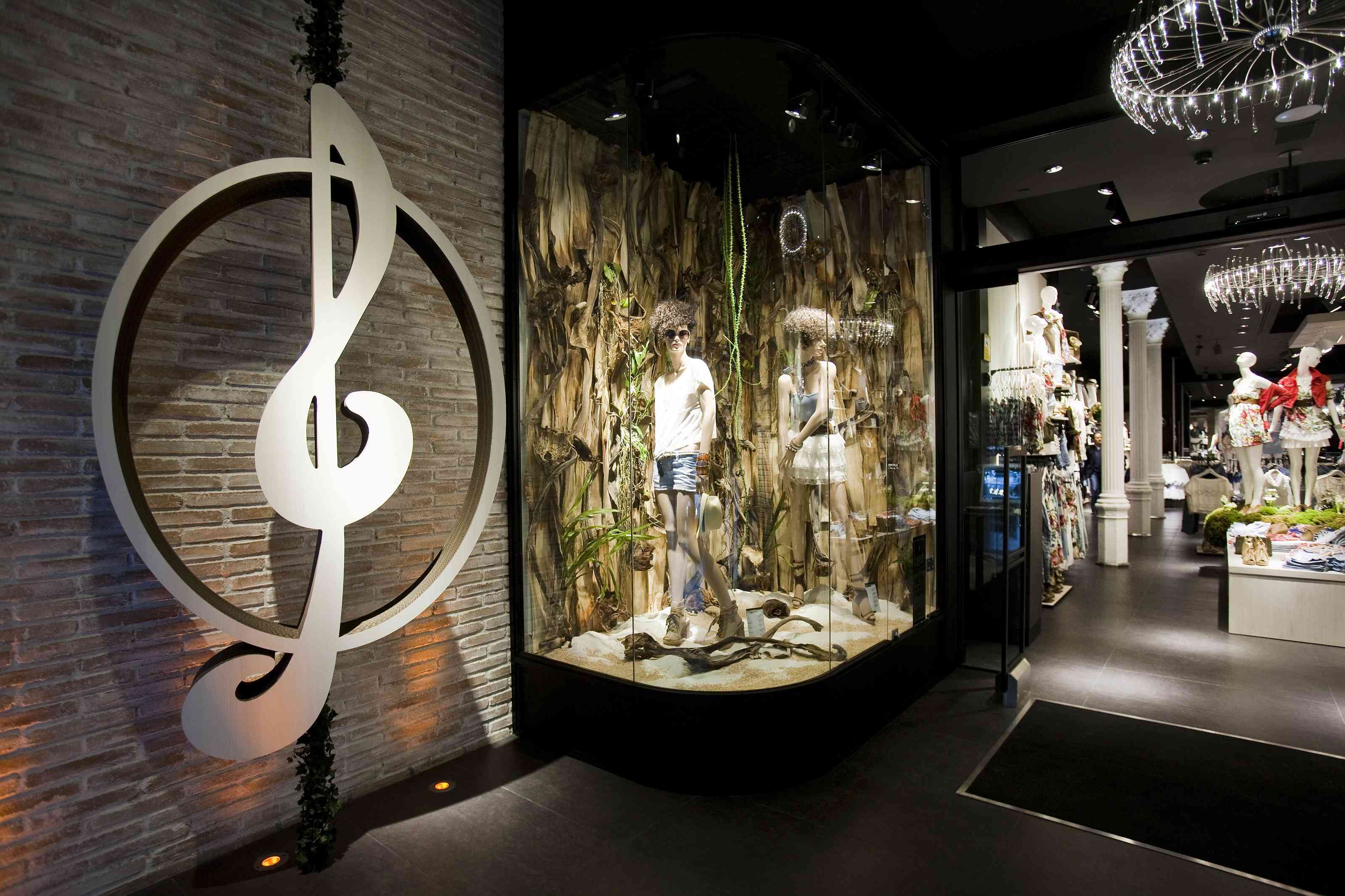 Stradivarius s-a schimbat „la faţă”. Cum arată acum site-ul brandului