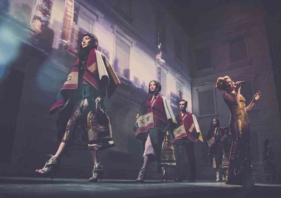 Casa de modă Burberry a inaugurat spectaculos noul magazin din Shanghai