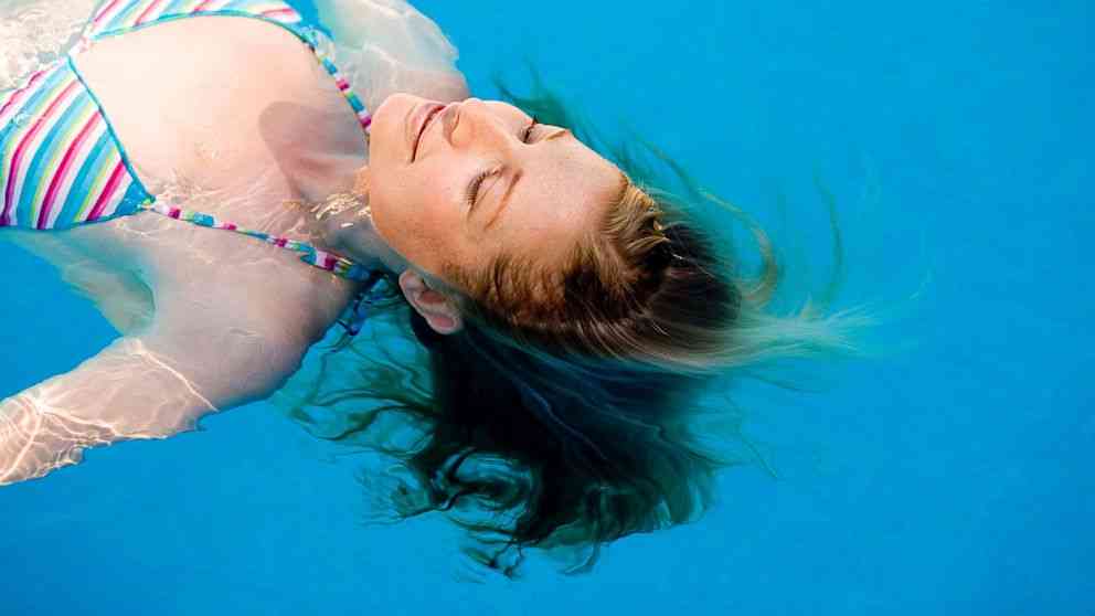 Cum îţi protejezi părul de soare, de apa de mare sau de cea din piscină