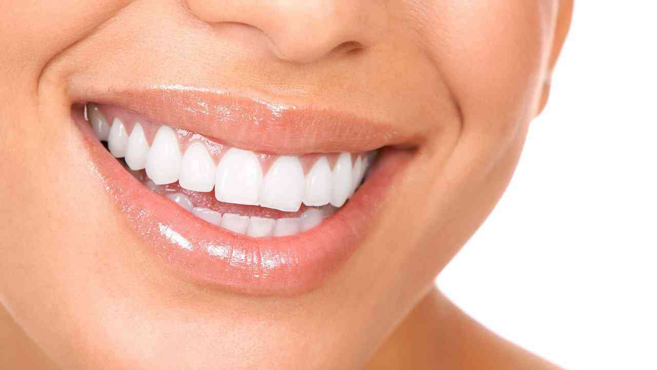 3 trucuri naturale pentru a avea dinţi albi