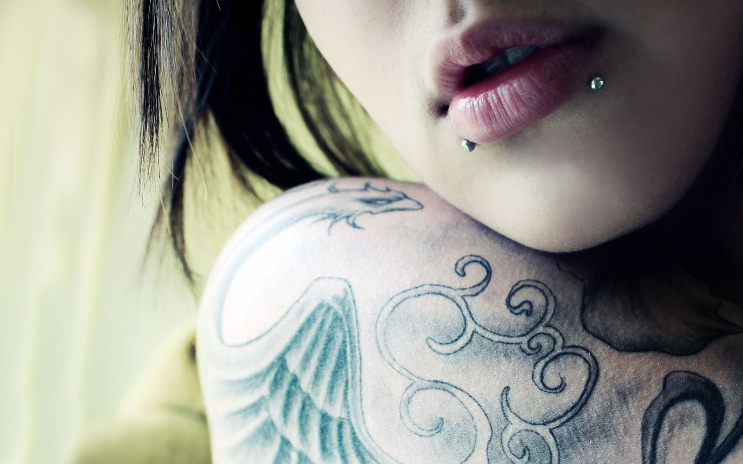 Interzis la piercinguri şi tatuaje