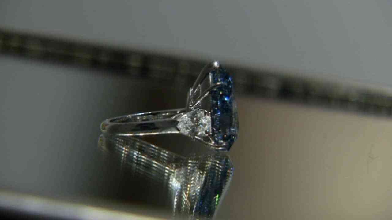 Cum arată inelul cu cel mai mare diamant albastru din lume şi cât costă