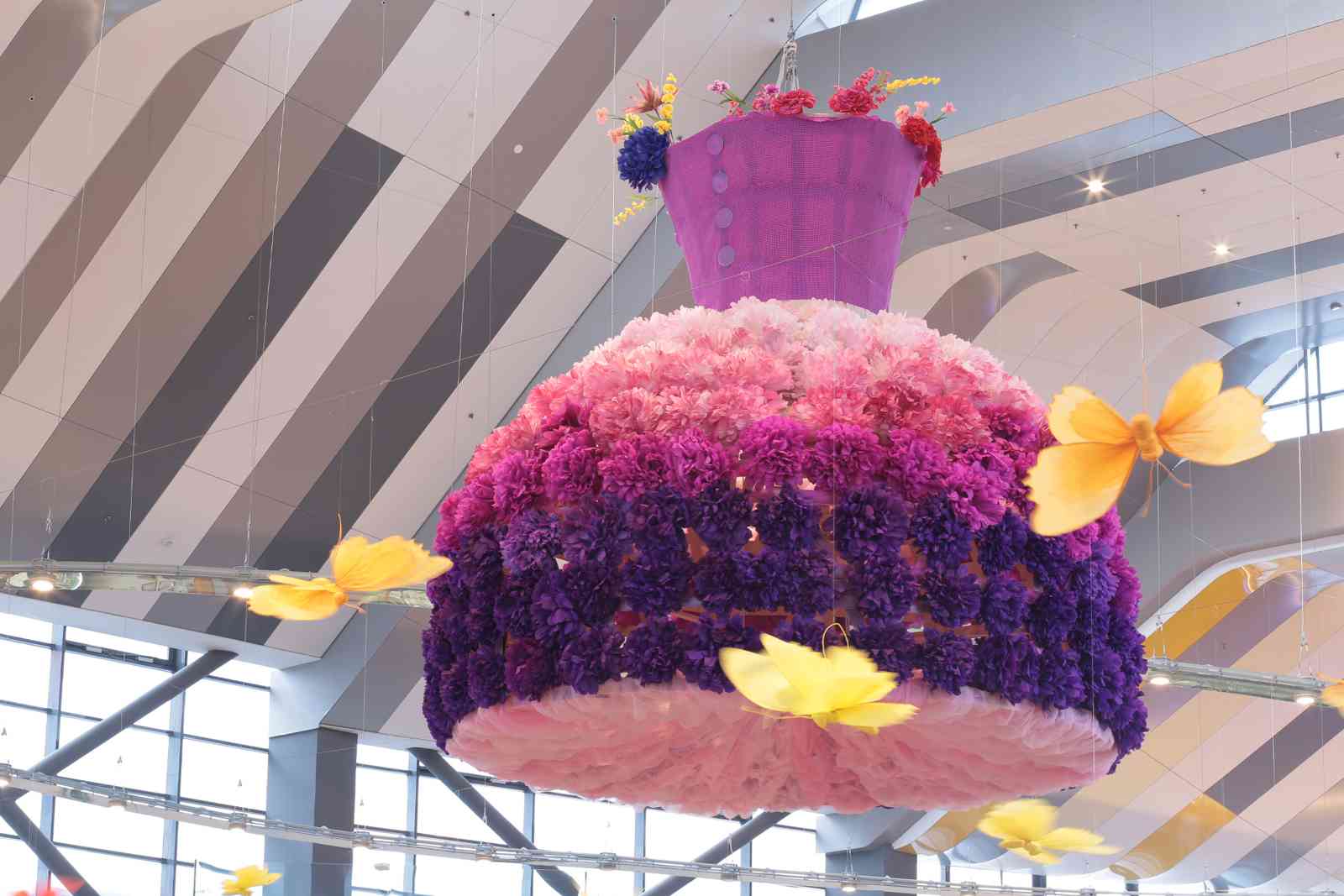 Rochii gigantice, expuse într-un mall bucureştean GALERIE FOTO