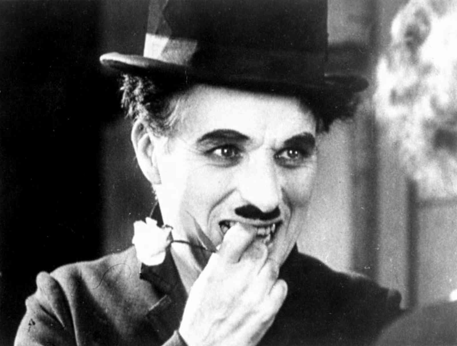 Costum purtat de Chaplin scos la vânzare pentru 195.000 de dolari