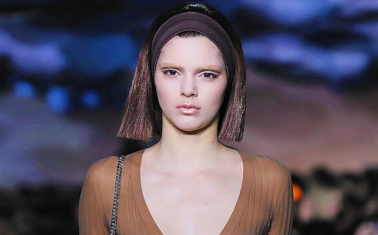Rochia care a stârnit controverse la Hollywood- purtată de Kendall Jenner