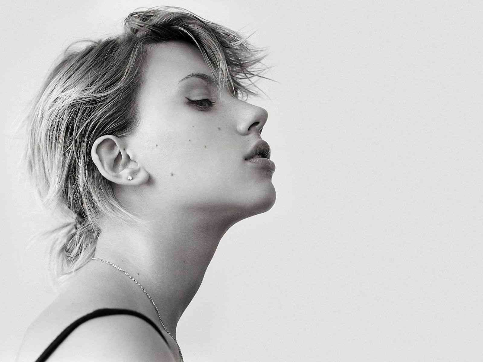 Scarlett Johansson a născut o fetiţă