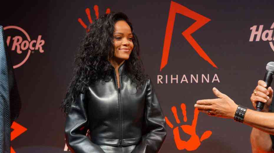 Rihanna a lansat o colecţie de tricouri în scopuri caritabile. FOTO