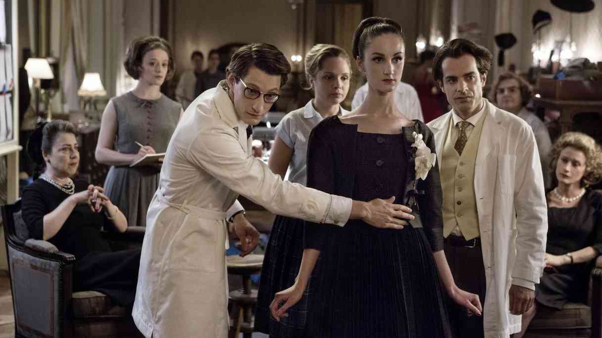 Designerul de modă Yves Saint Laurent este subiectul unui film biografic