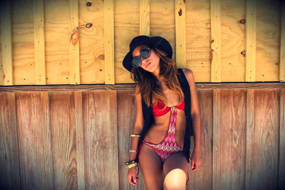 Ce se poartă la plajă, în 2014: Costumele de baie și ochelarii de soare în trend vara asta