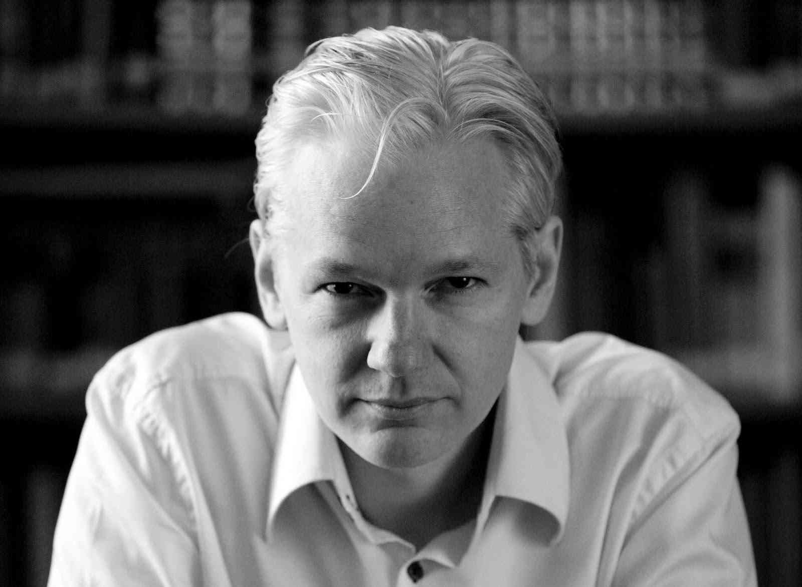 Julian Assange a fost invitat să defileze pe podium de Ben Westwood