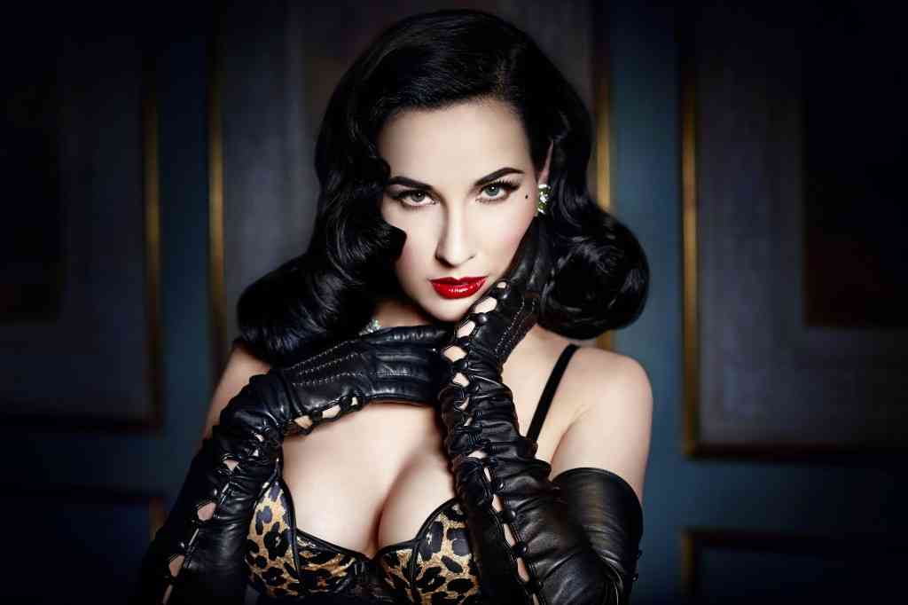 Lenjerie intimă sexy pentru femei însărcinate, într-o colecţie semnată Dita von Teese