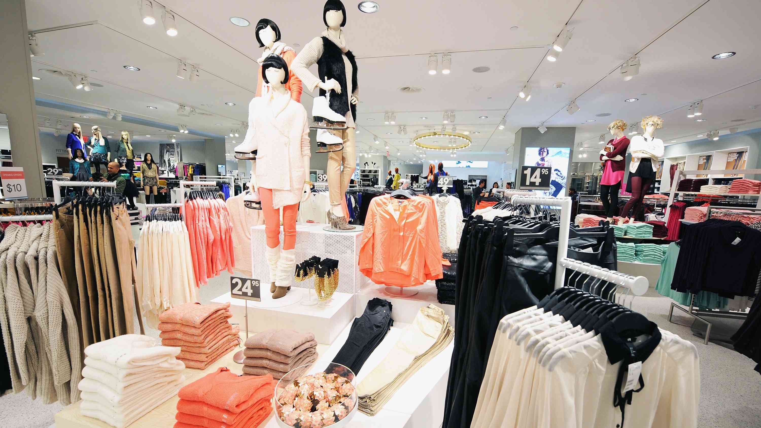 Când încep reducerile de vară la haine şi pantofi, în Bucureşti