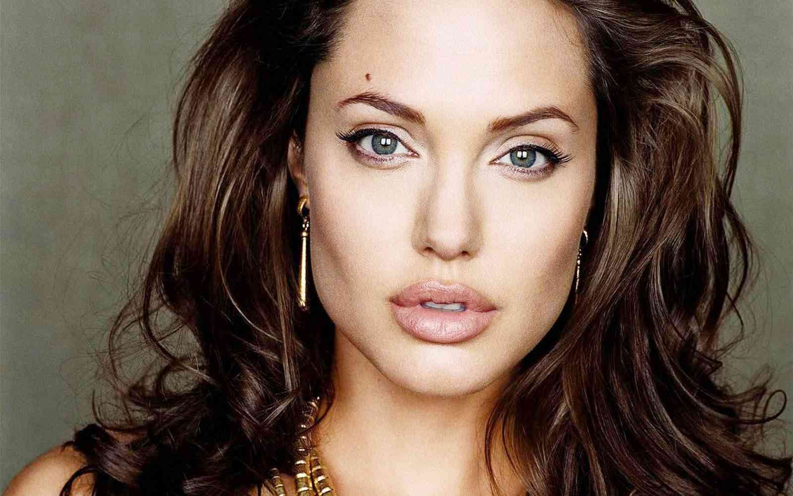 Cum își îngrijește Angelina Jolie tenul și cât plătește pentru un chip perfect