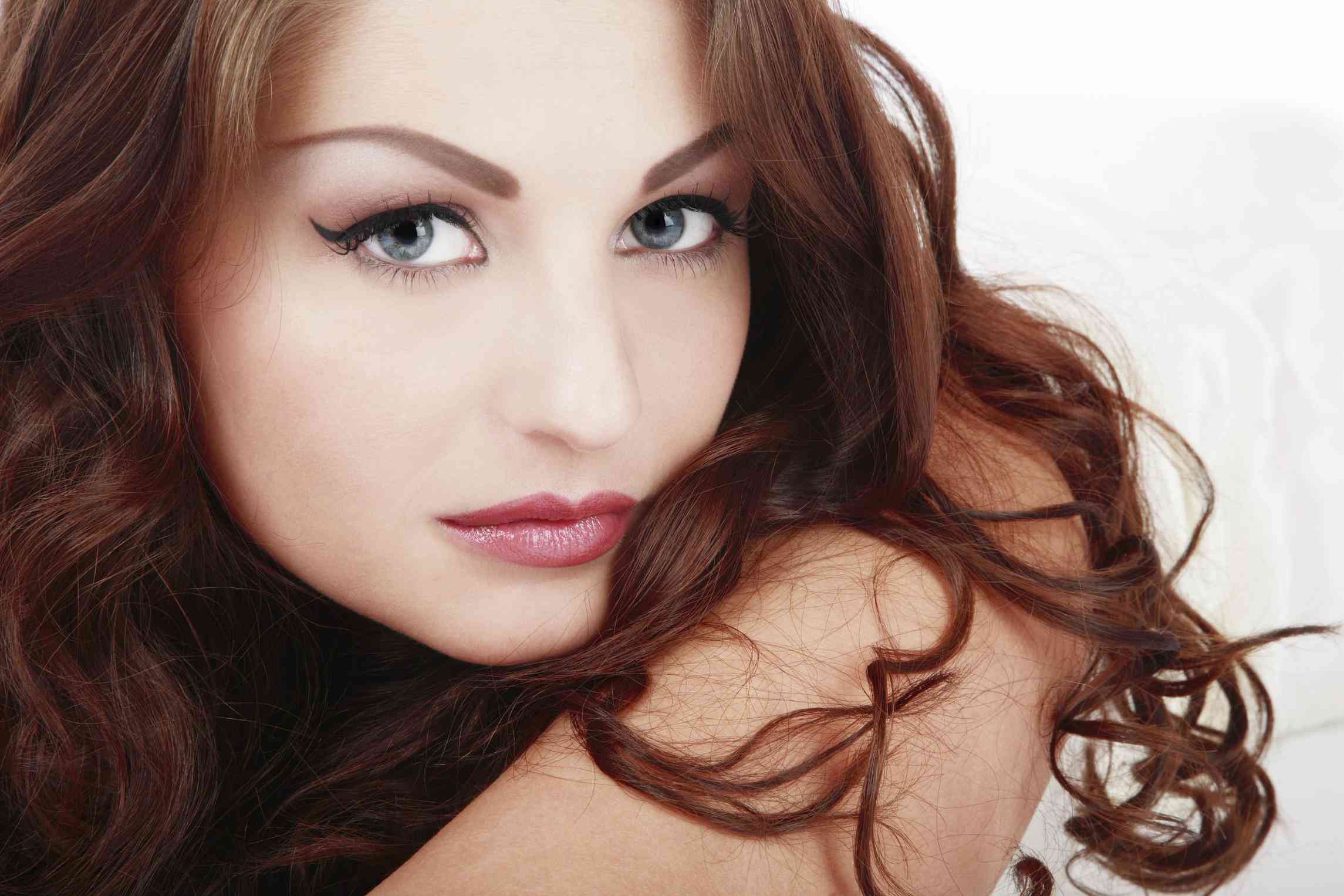 Uleiul de cocos și uleiul de ricin, secretul sprâncenelor perfecte