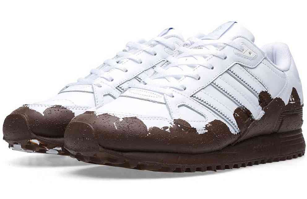 Trend ciudat: Pantofi sport murdari de noroi, vânduți de Adidas. Cât costă