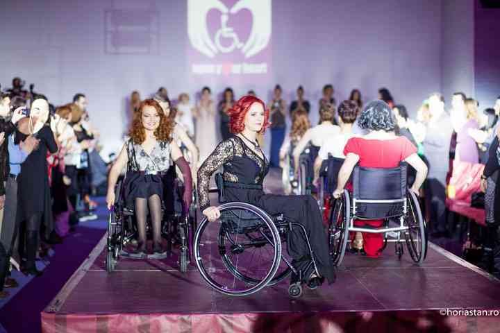 Atipic Beauty: Un show de modă inedit, cu modele în scaun cu rotile