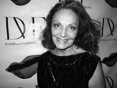 O rochie celebră, realizată de Diane Von Furstenberg , disponibilă într-un magazin din România