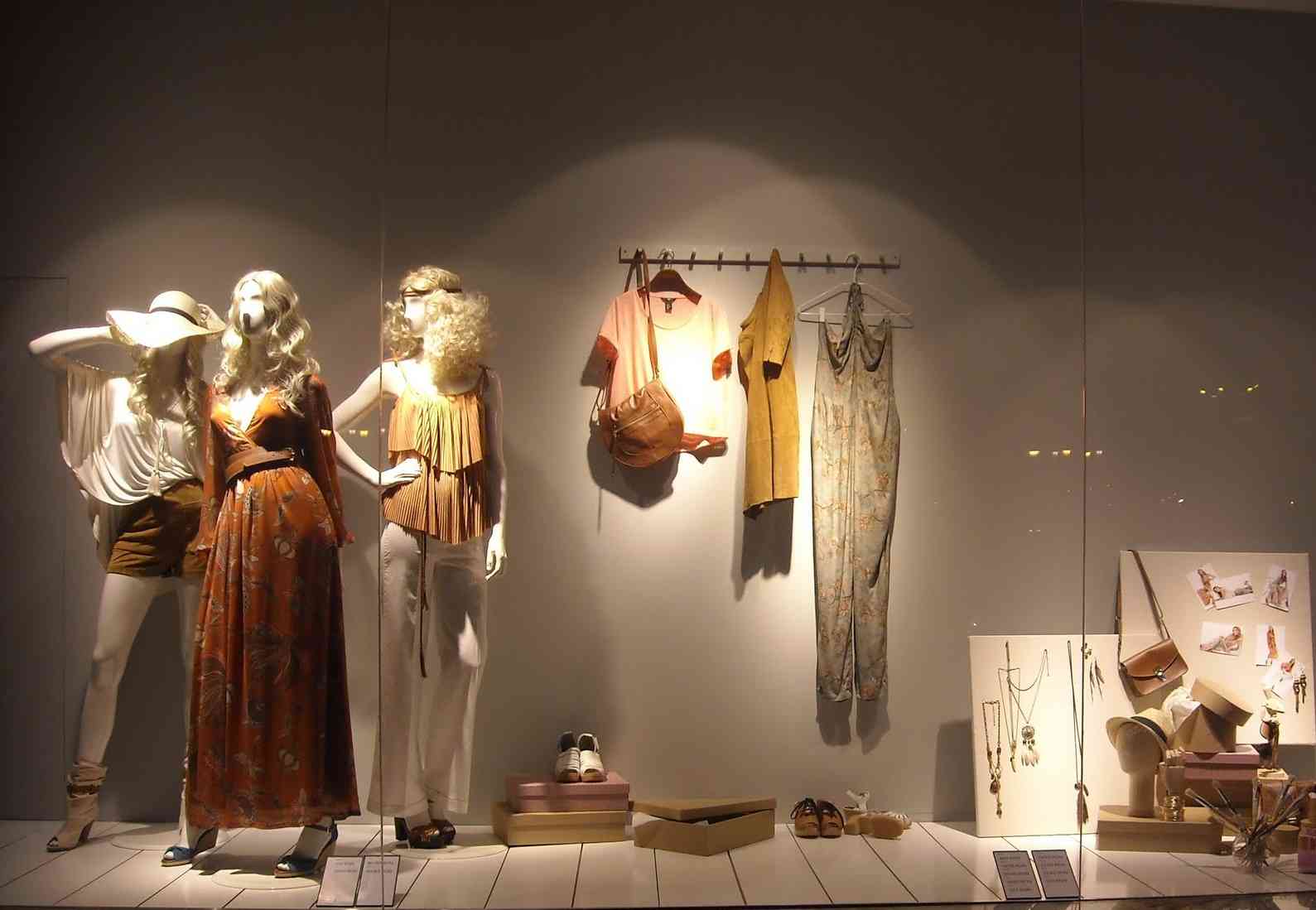 Surpriza din vitrine: Au apărut manechinele vorbitoare