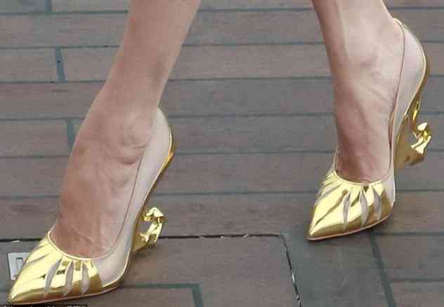 Angelina Jolie şi designerul Christian Louboutin lansează o gamă de pantofi, inspirată din filmul „Maleficent”