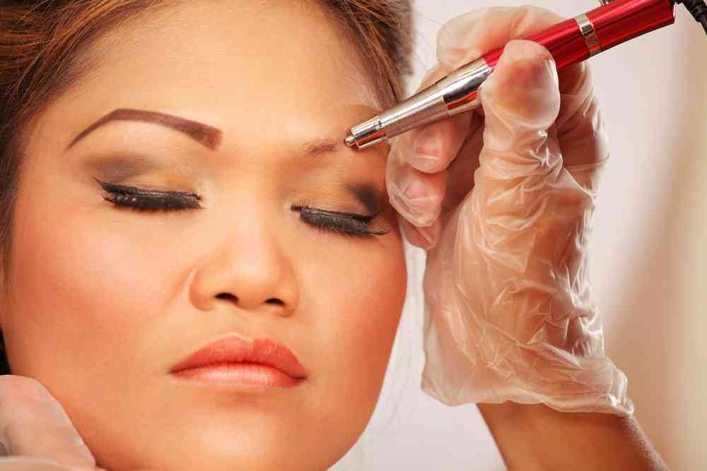 Tatuarea sprâncenelor: Cât costă și cât este de eficientă