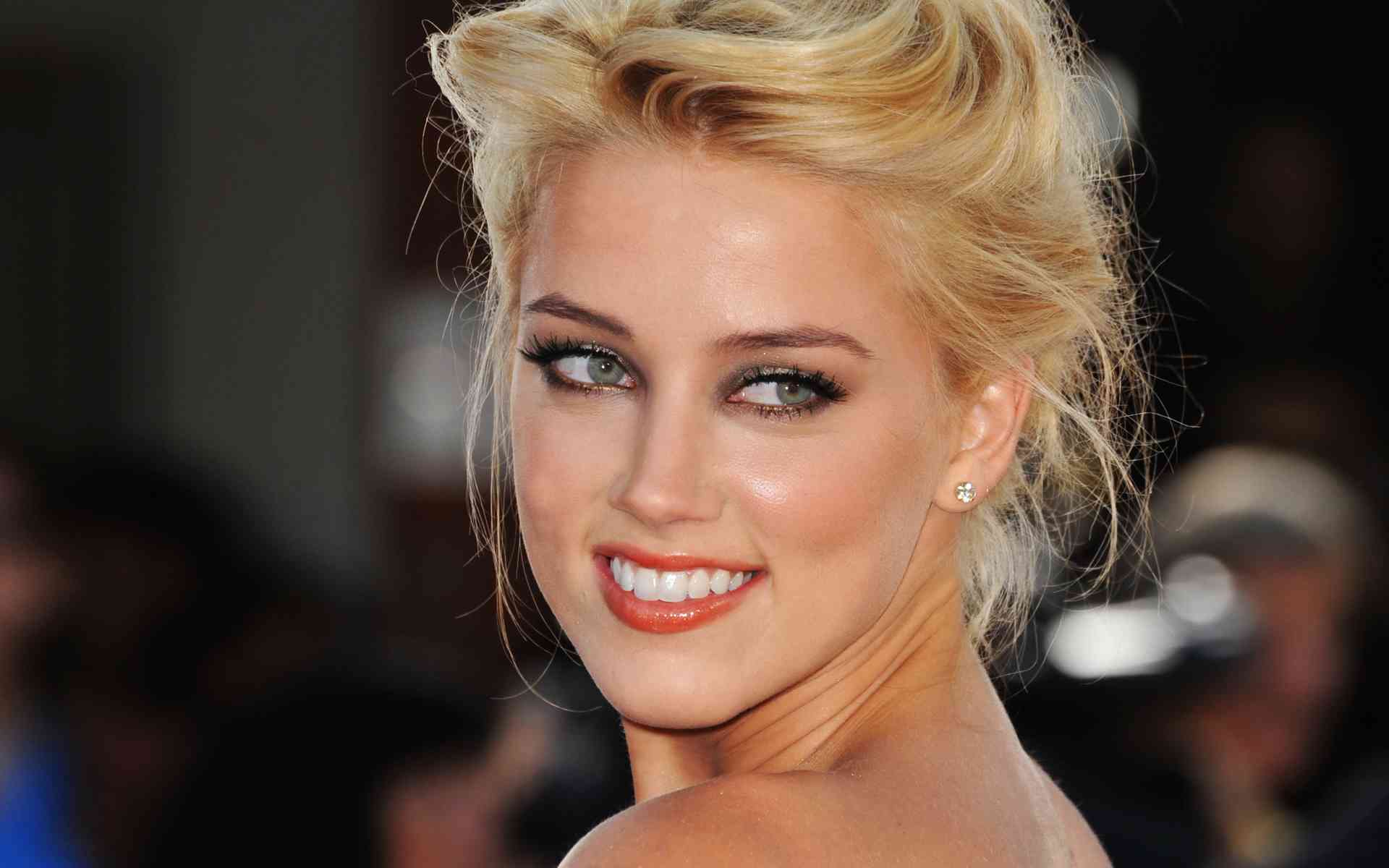 Peste 50 de fotografii topless ale lui Amber Heard sunt acum pe Internet