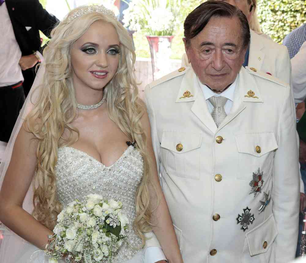 Un model Playboy în vârstă de 24 de ani s-a căsătorit cu miliardarul octogenar Richard Lugner