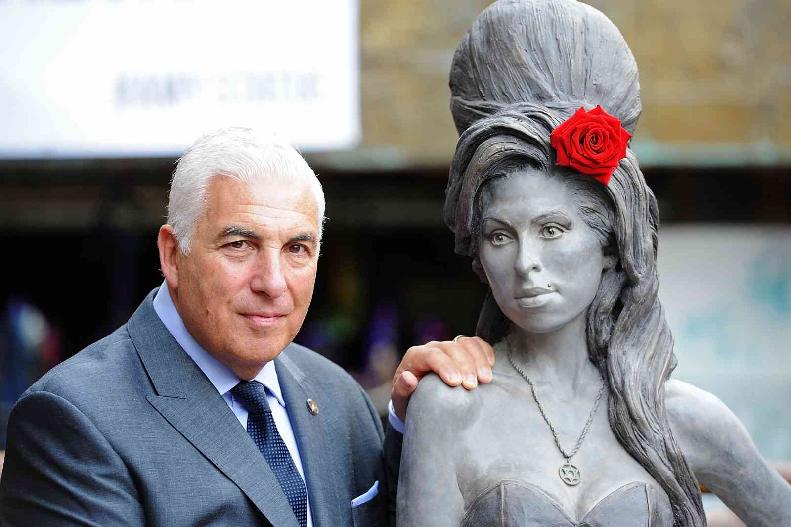 O statuie în mărime naturală a lui Amy Winehouse a fost dezvelită la Londra
