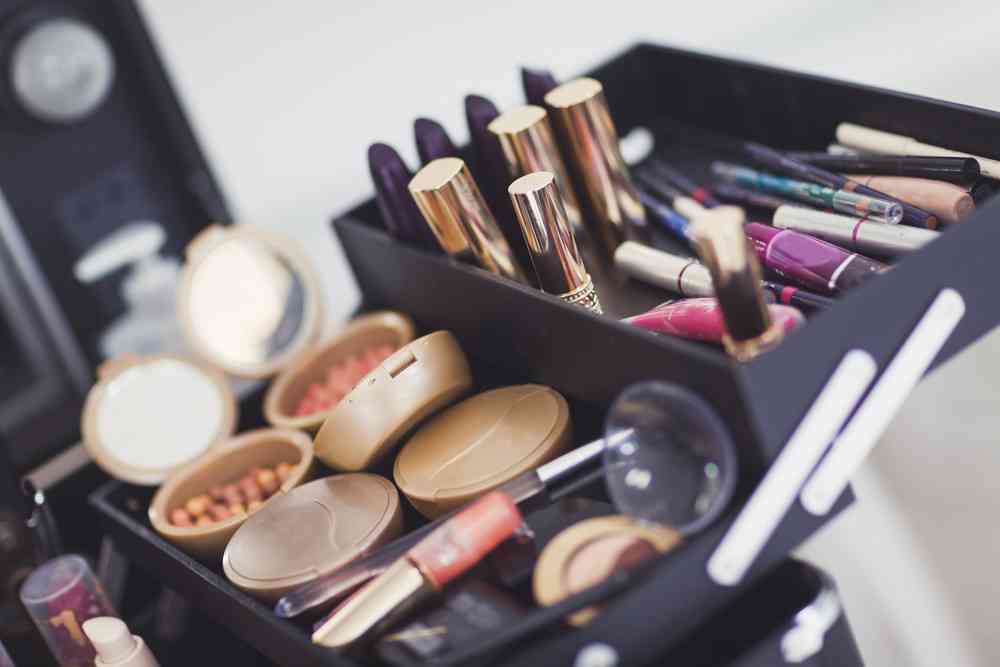 Când expiră produsele cosmetice și după cât timp trebuie să le arunci