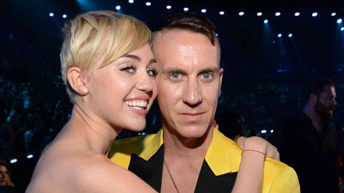 Colaborare inedită între Miley Cyrus şi creatorul de modă Jeremy Scott