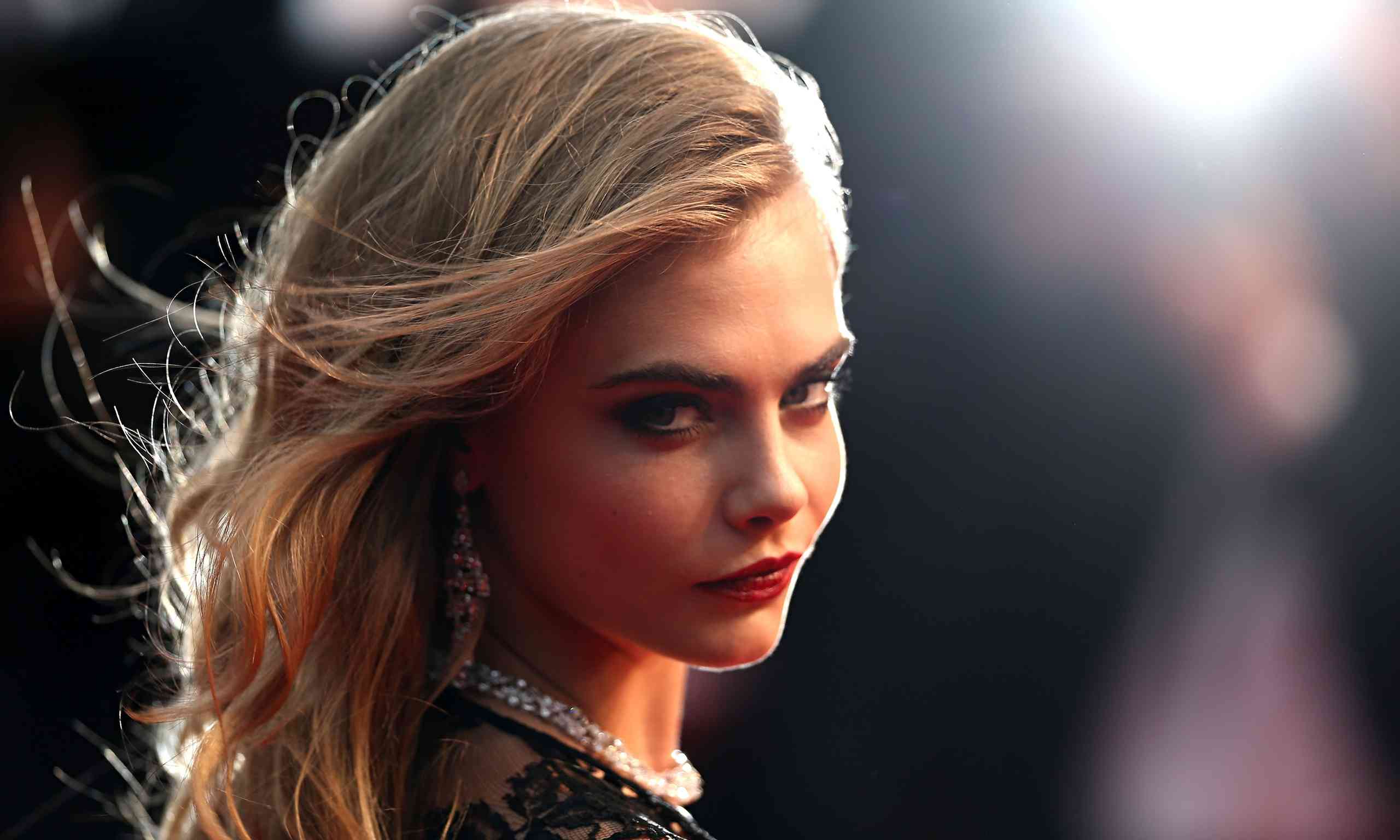 Colecţia Carei Delevingne pentru DKNY este puţin ciudată