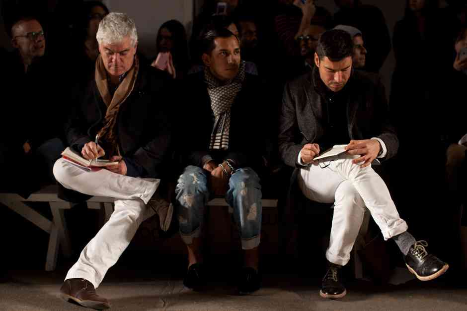 Blugii și pantalonii albi, la modă și pe timp de iarnă. Cum să porți blugii albi