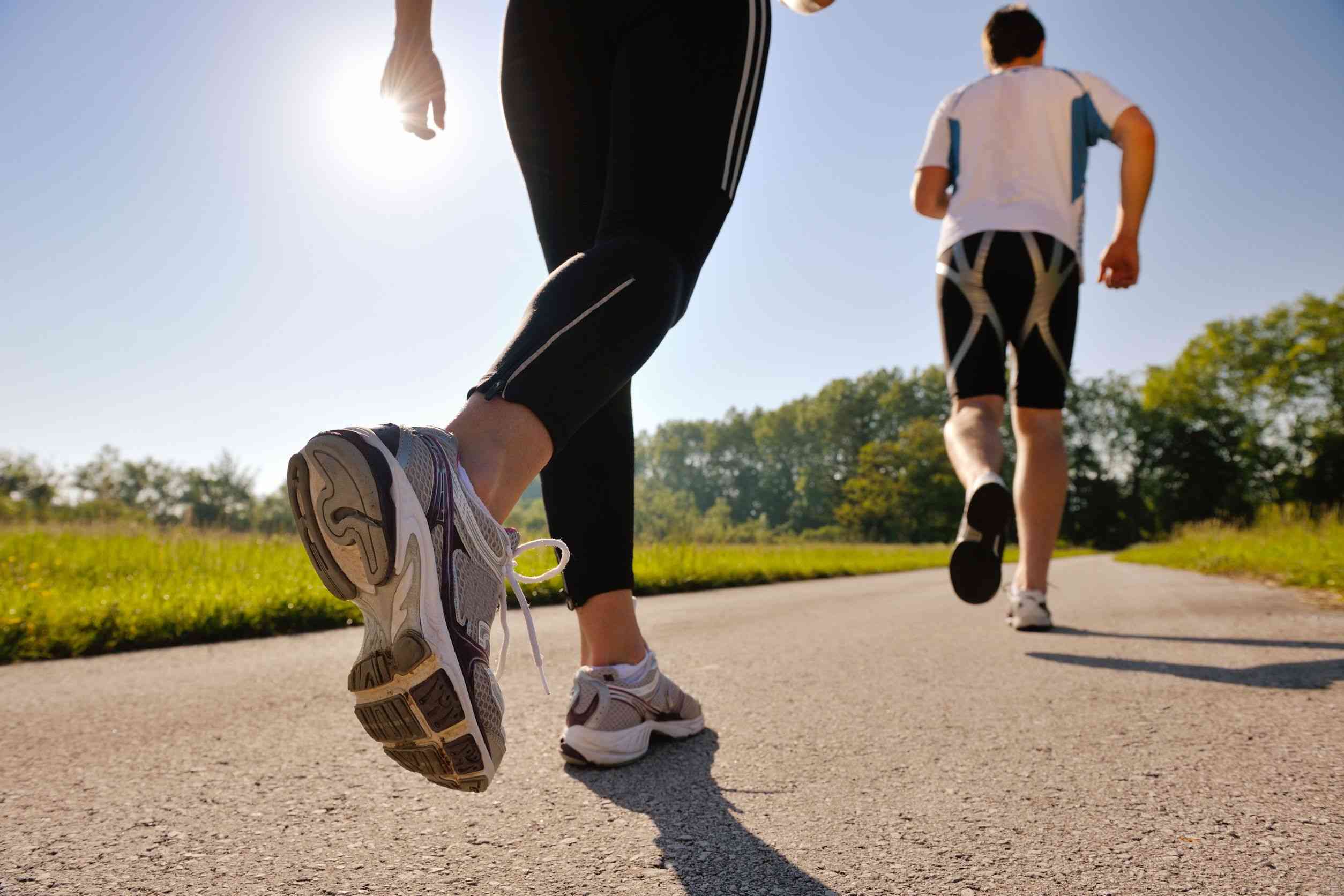 Ținute sport 2015: Pantalonii sport care se poartă, modele de pantofi sport și genți, la modă în 2015