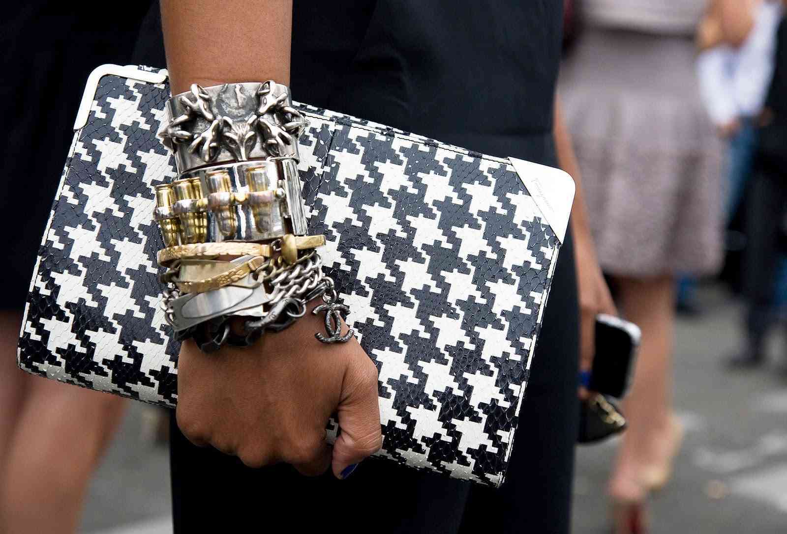Clutch-ul – modele și culori care sunt la modă în acest an