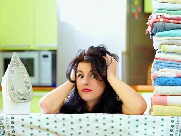 Cum să îndepărtezi cutele de pe haine, fără fierul de călcat