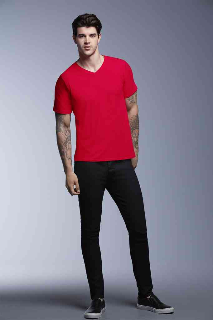 barbat in tricou colorat