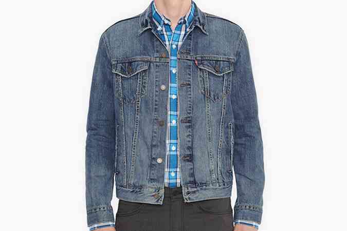 Bărbați în denim