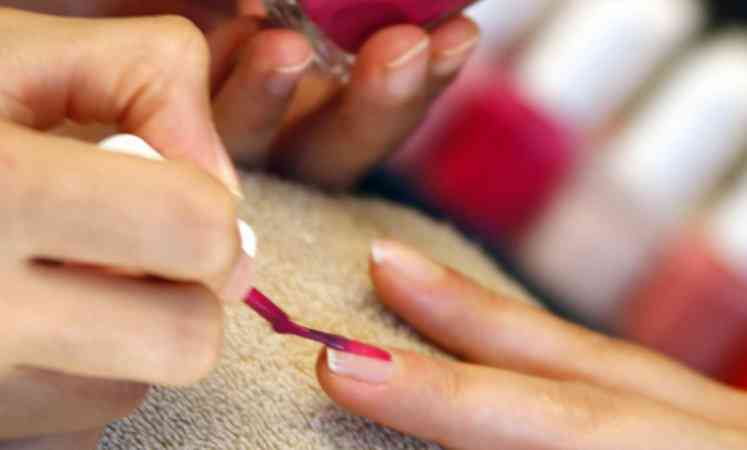Pericolele ascunse de saloane: Ce trebuie să știi înainte să-ți faci manichiura