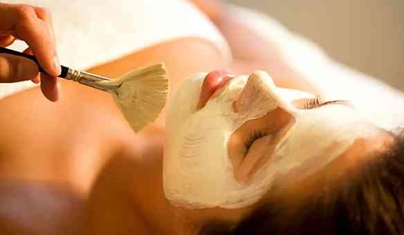 4 reţete de măşti faciale pentru orice tip de ten