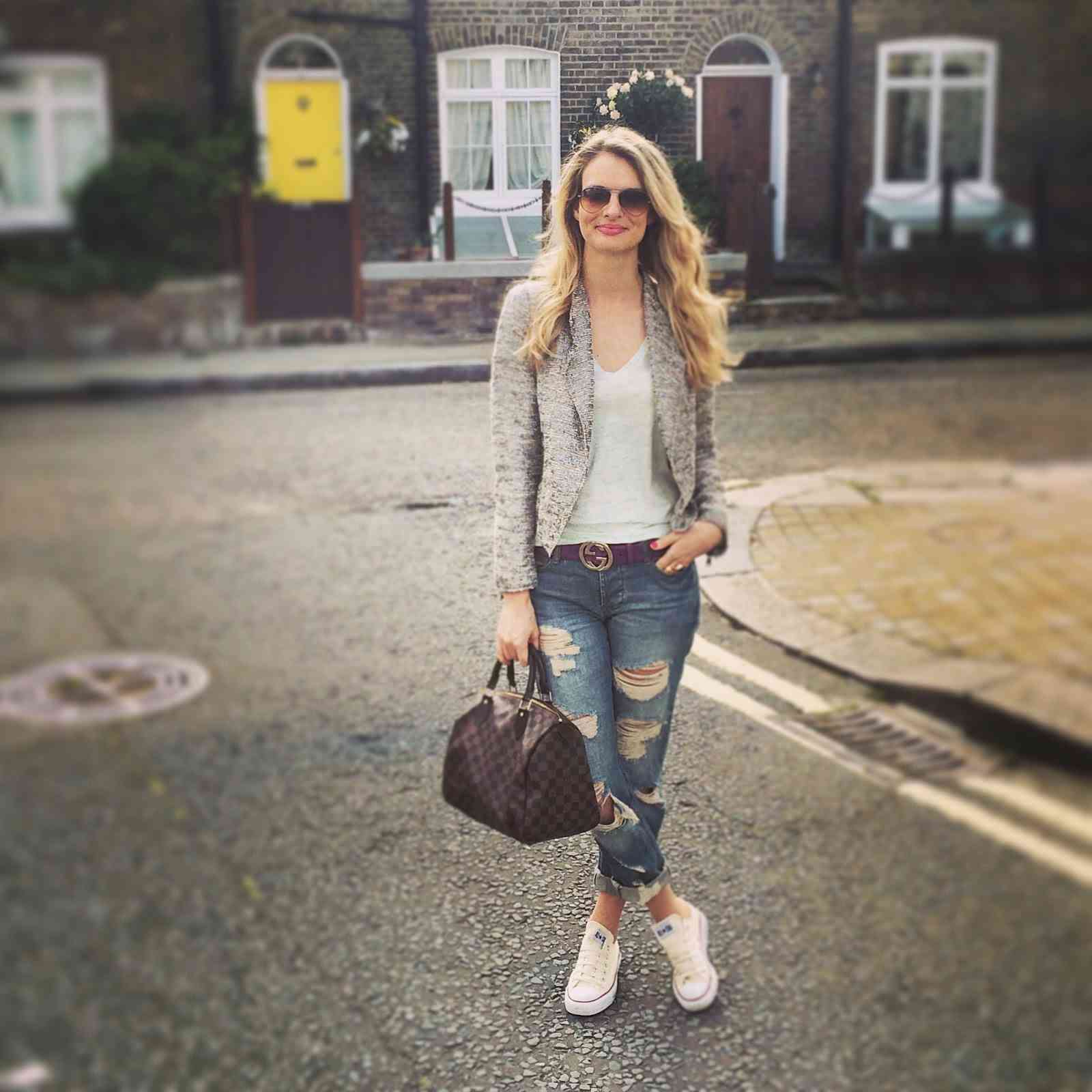 Boyfriend jeans pentru o ţinută casual reuşită