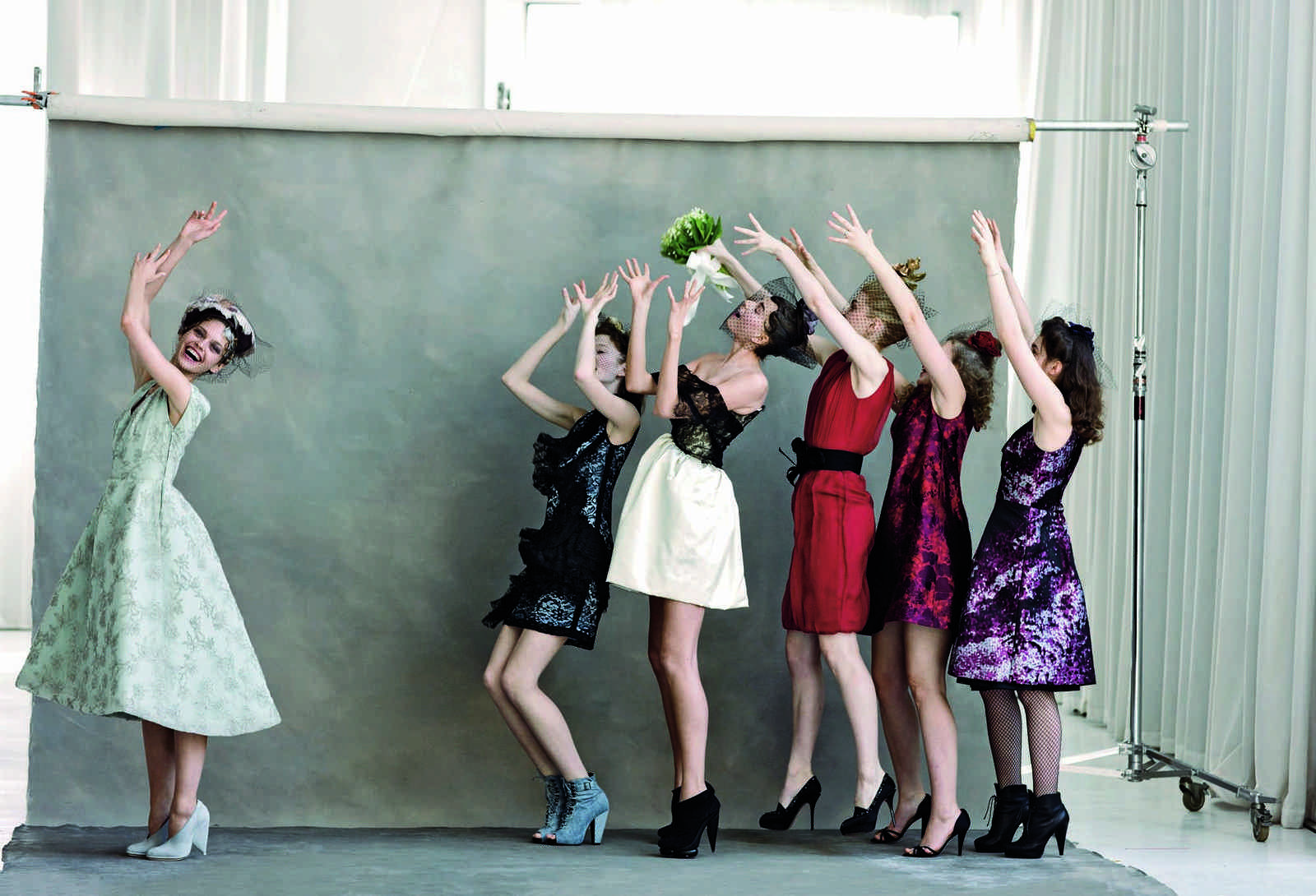 Ce să porţi la nunta care seamănă mai mult cu o reuniune de liceu