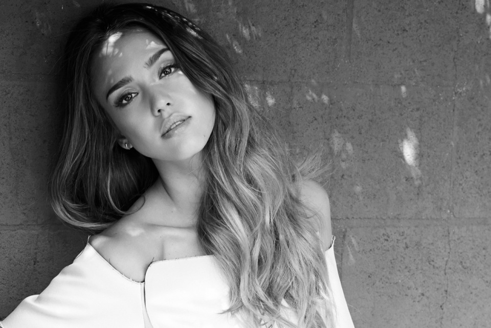 Jessica Alba ne inspiră ţinutele prin alegerile sale vestimentare