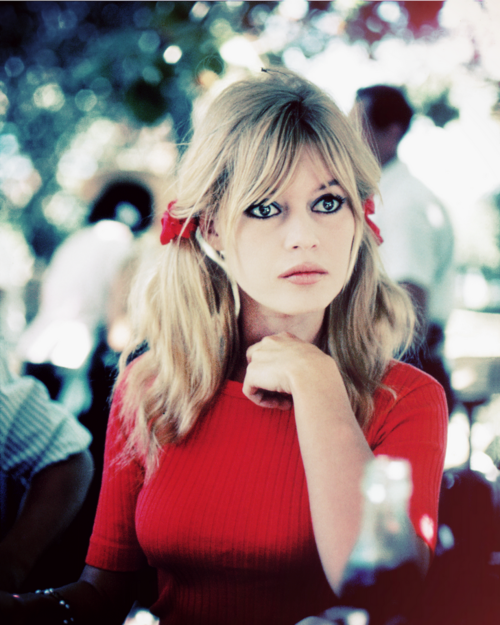 Inspiră-ţi ţinutele din stilul fashion icon-ului Brigitte Bardot