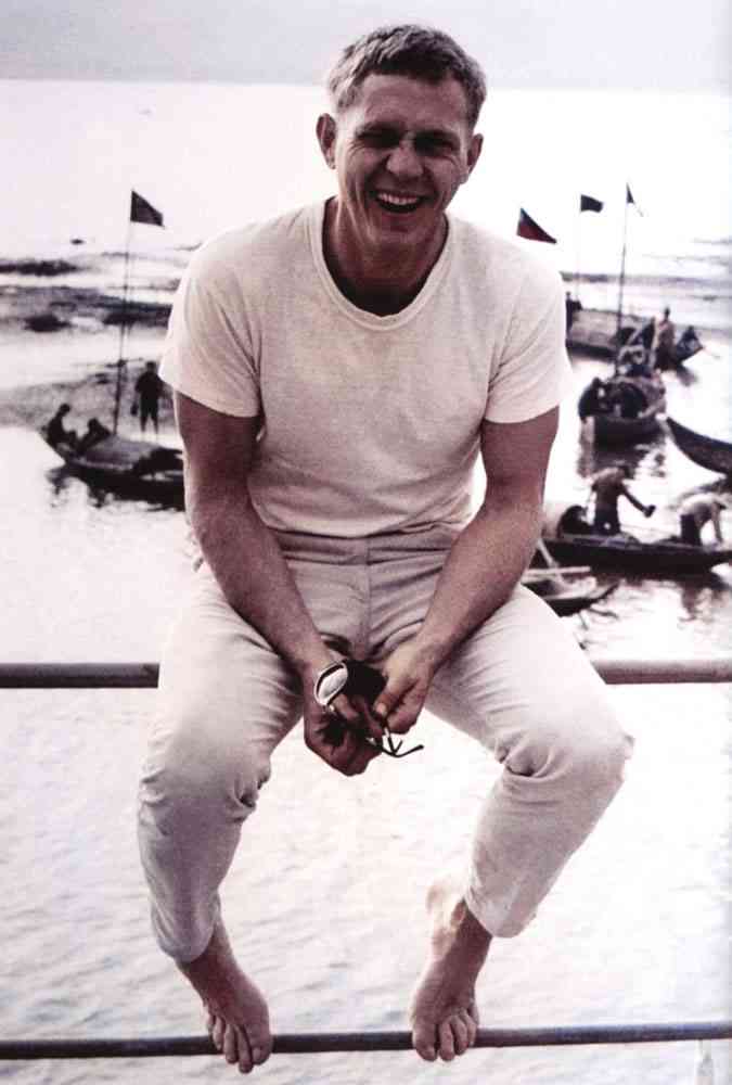 tricou alb pantaloni albi