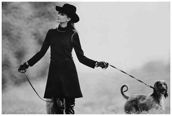 marisa-berenson-in-jersey-vest-and-dress-with-afghan-hounds-1968-photo-arnaud-de-rosnay