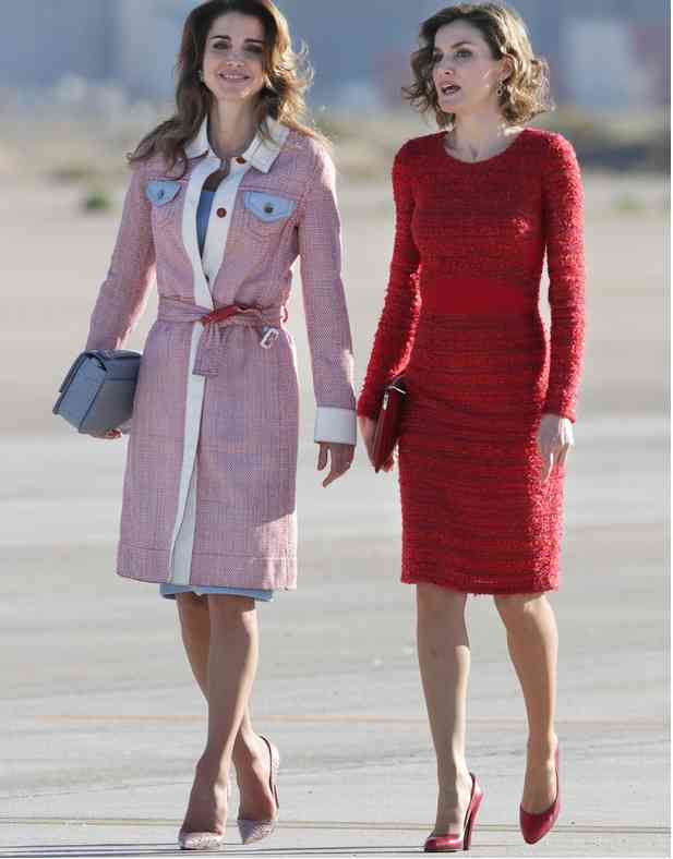 tinuta roșie regina letizia