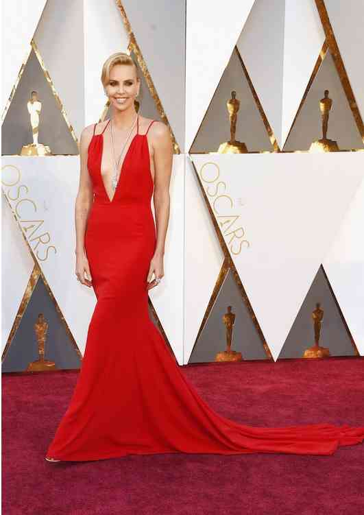 tinuta oscar charlize theron