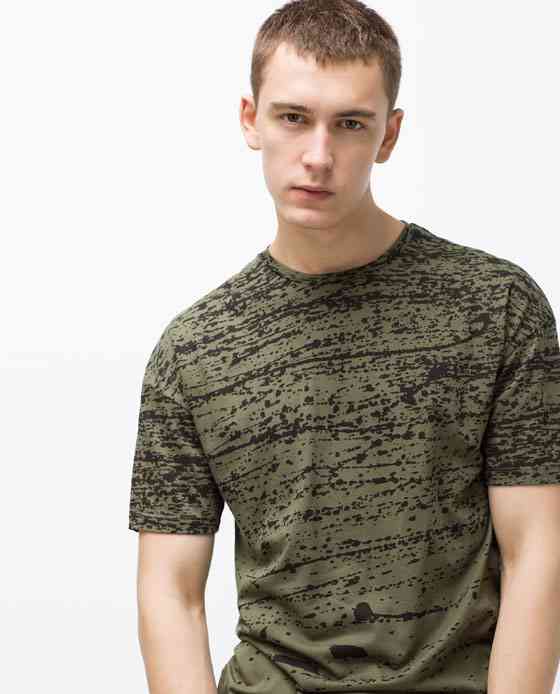 tricou cu pete de vopsea