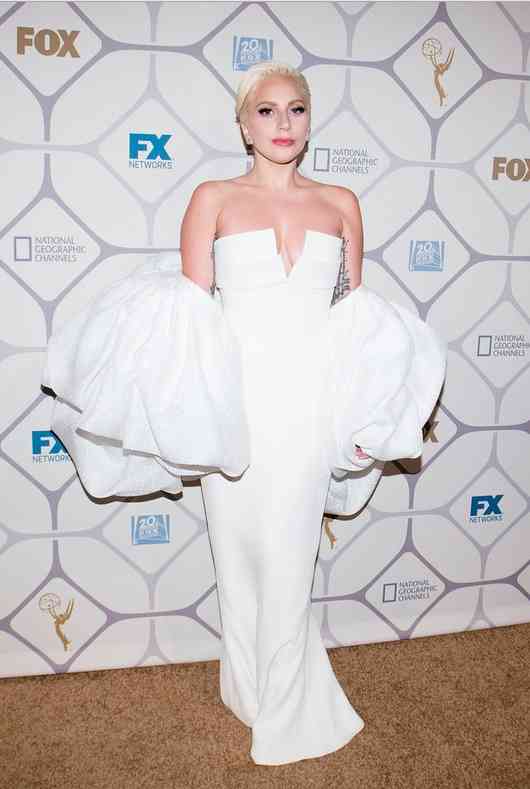 lady gaga tinuta alba